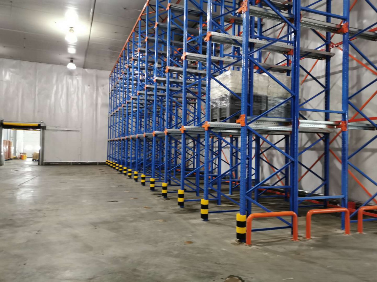 冷库用什么货架比较好？两种类型货架均可满足